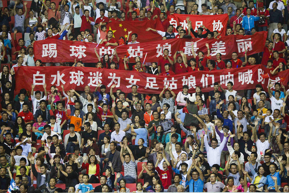 国内女足比赛带来激动人心的一幕，球迷热情高涨