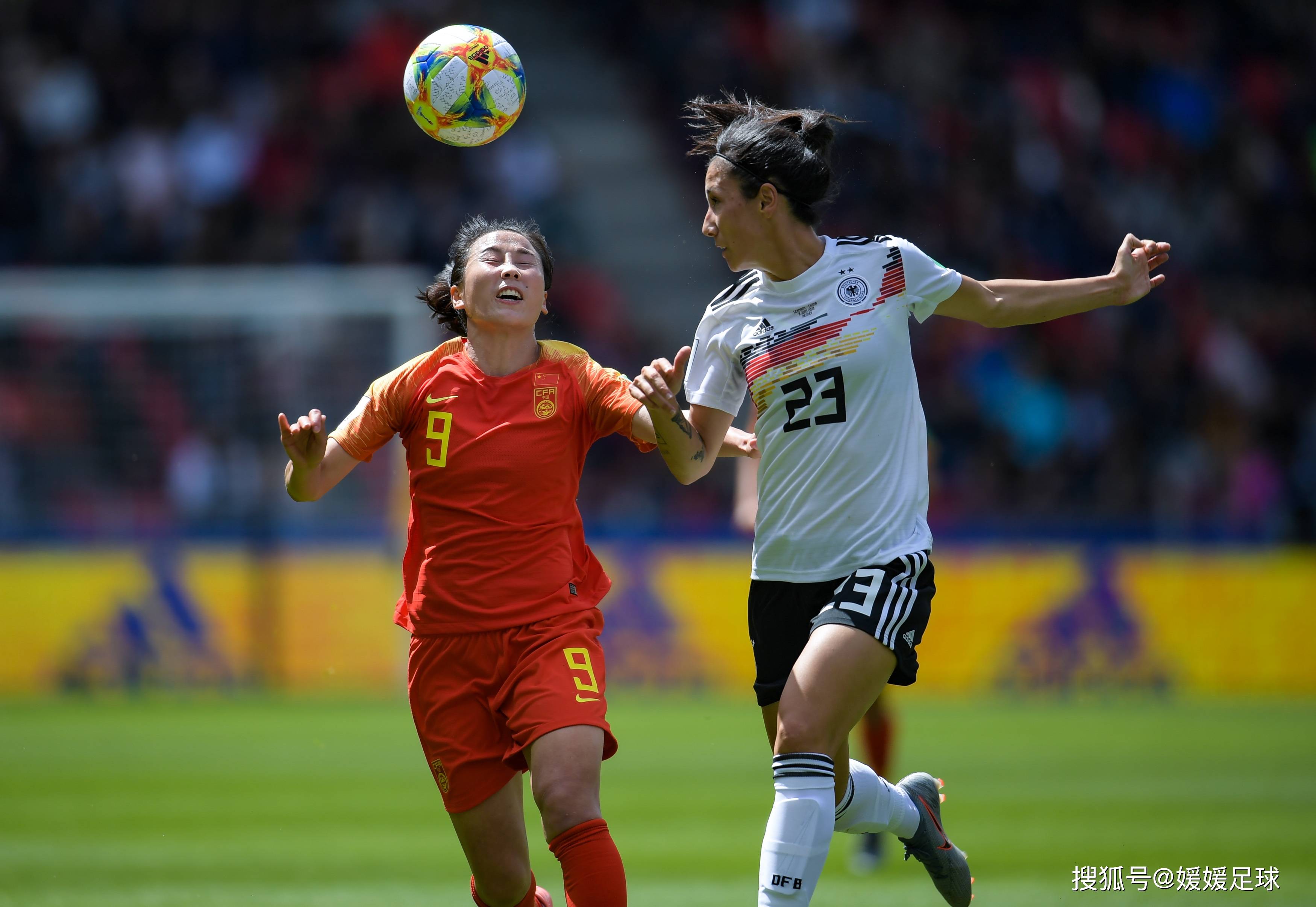德国女足队员在国际比赛中力压对手