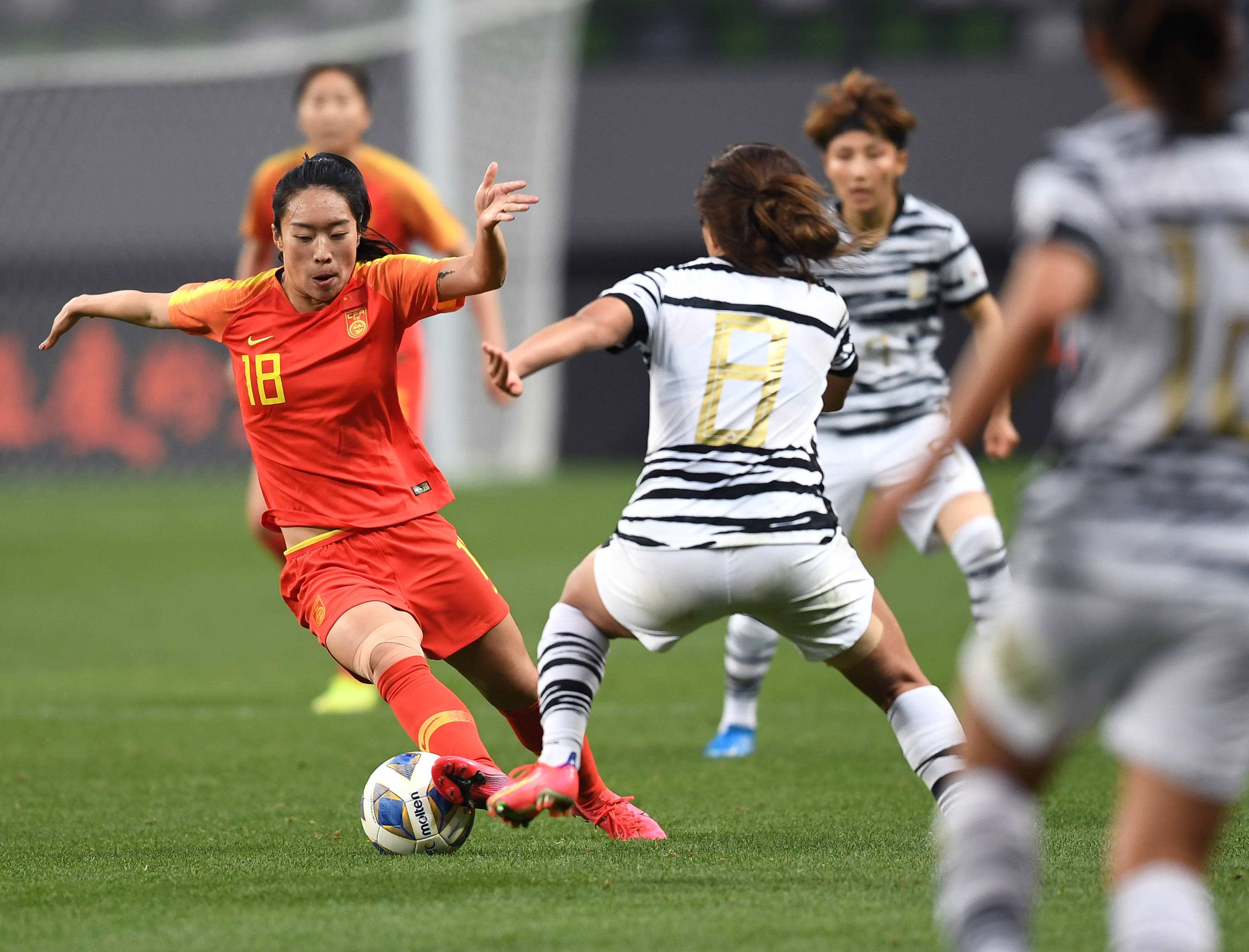 -国内足球比赛：女队员们奋勇拼搏的简单介绍