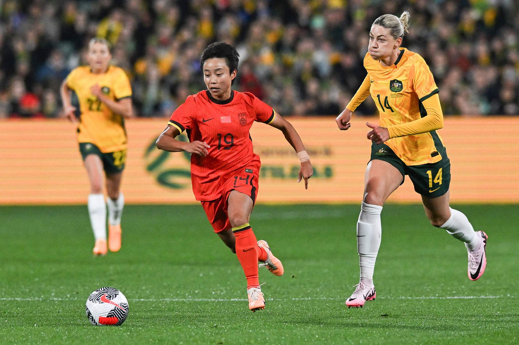 国内足球比赛:女队员们奋勇拼搏的简单介绍 国内足球比赛:女队员们奋勇拼搏的简单介绍