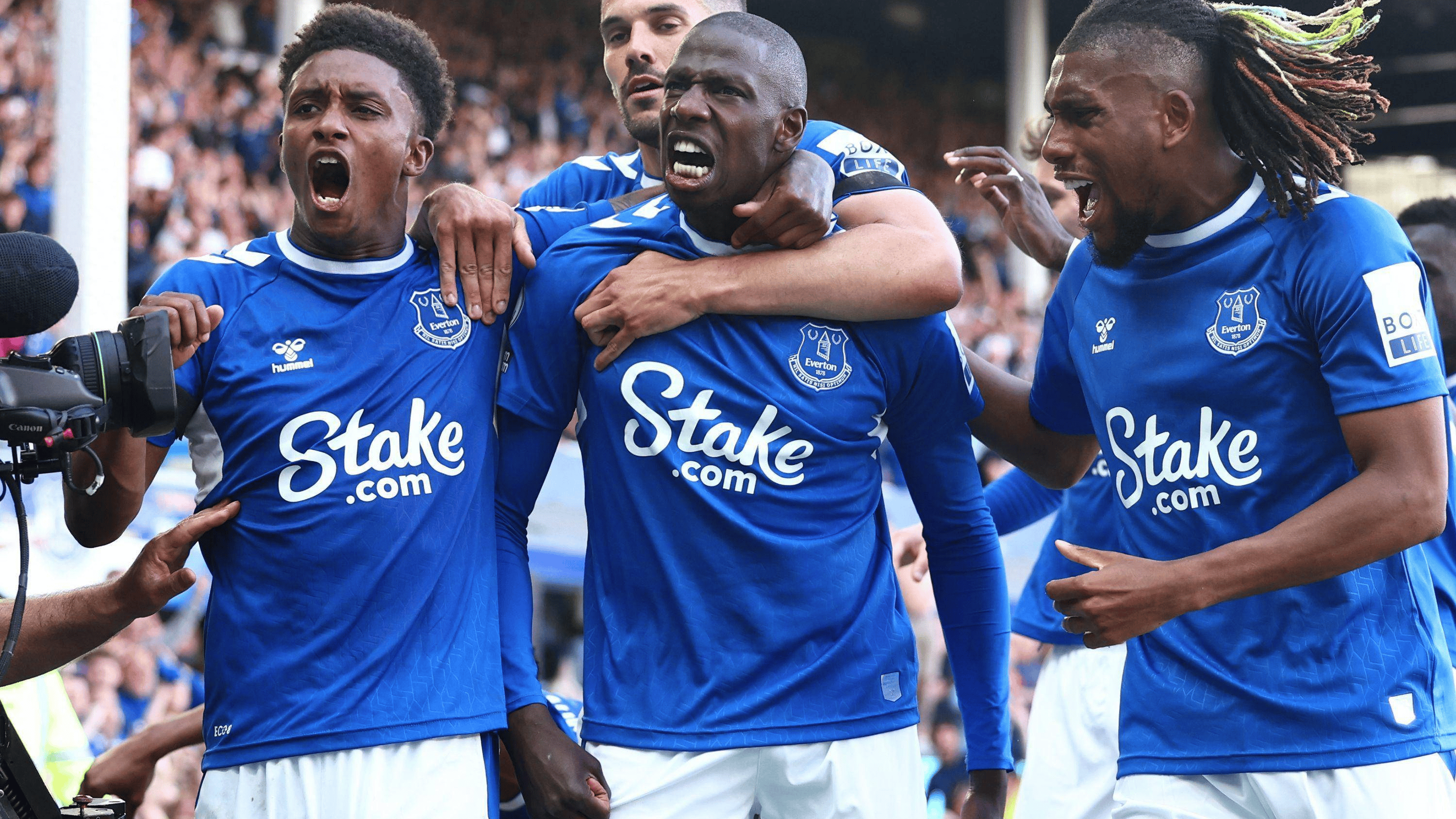 -关于地区纽卡斯尔联队实力高涨，球队意欲追赶领头羊的信息