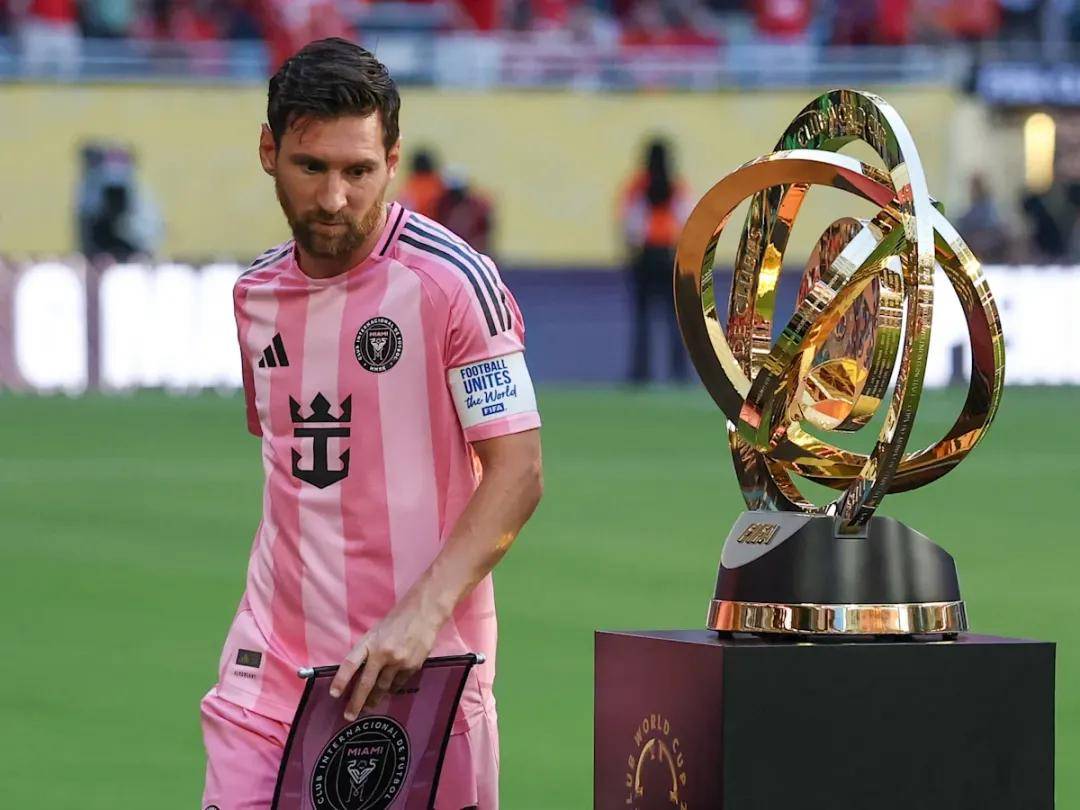 世界级足球巨星闪耀球场，助力球队胜出