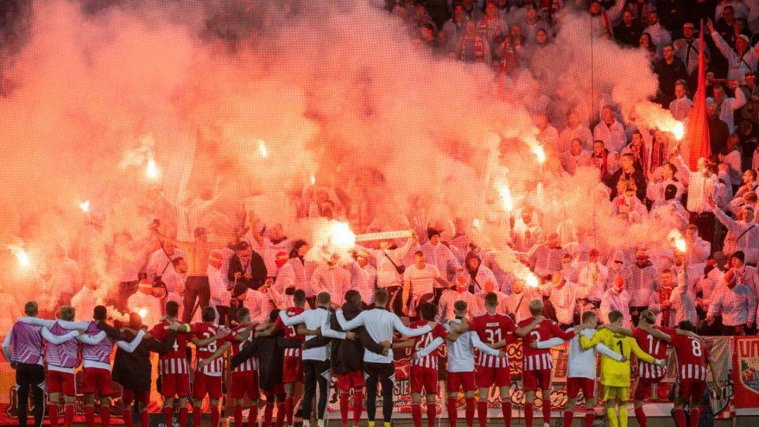 关于足球球队新主场揭幕，球迷组织庆祝派对的信息