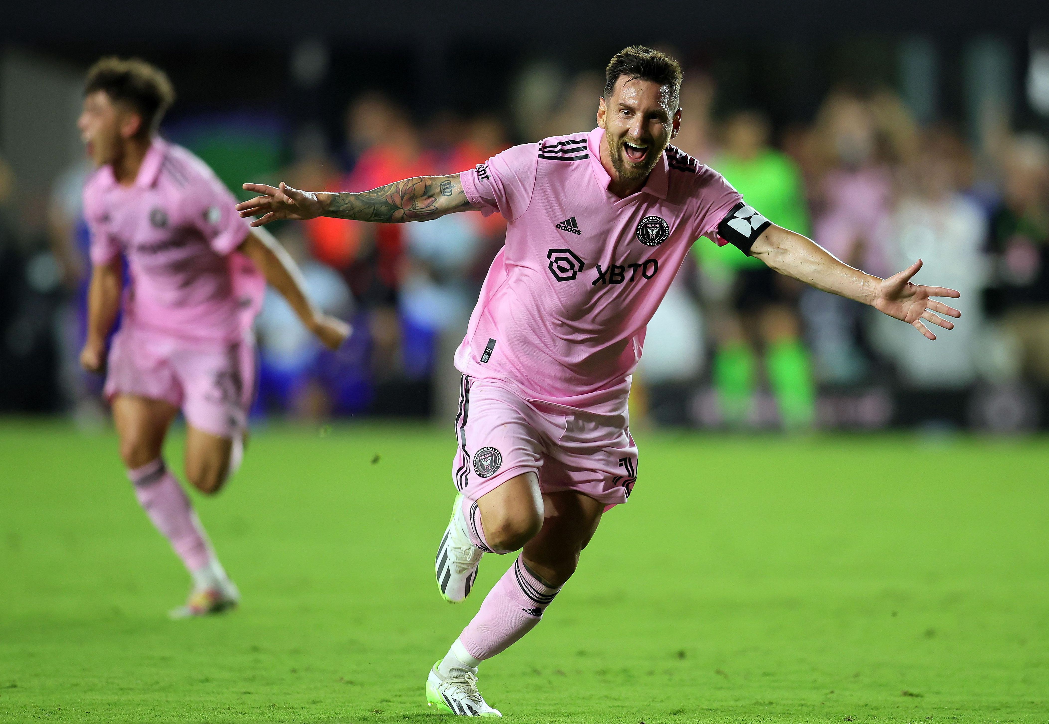 阿根廷球星梅西在巴黎圣日耳曼签下合同的简单介绍