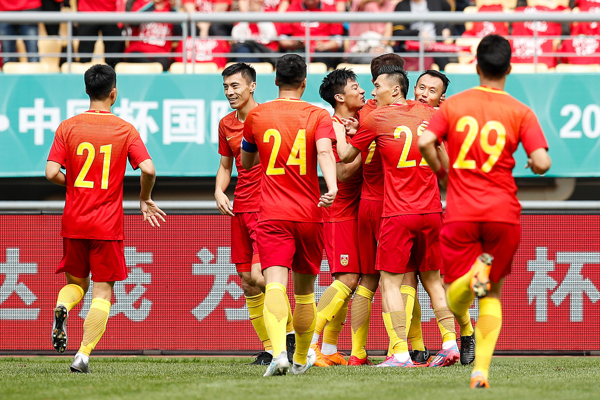 包含实力均衡的两队将在赛场上上演激烈角逐的词条