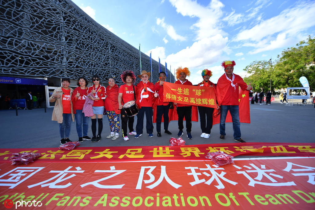 包含天津队球迷热情高涨，庆祝胜利的词条