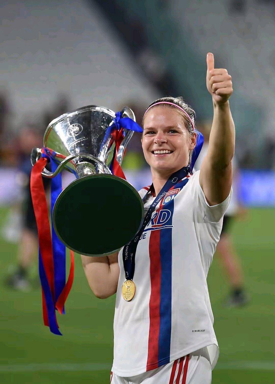 包含里昂球员受伤无法出场，球队状态下滑的词条