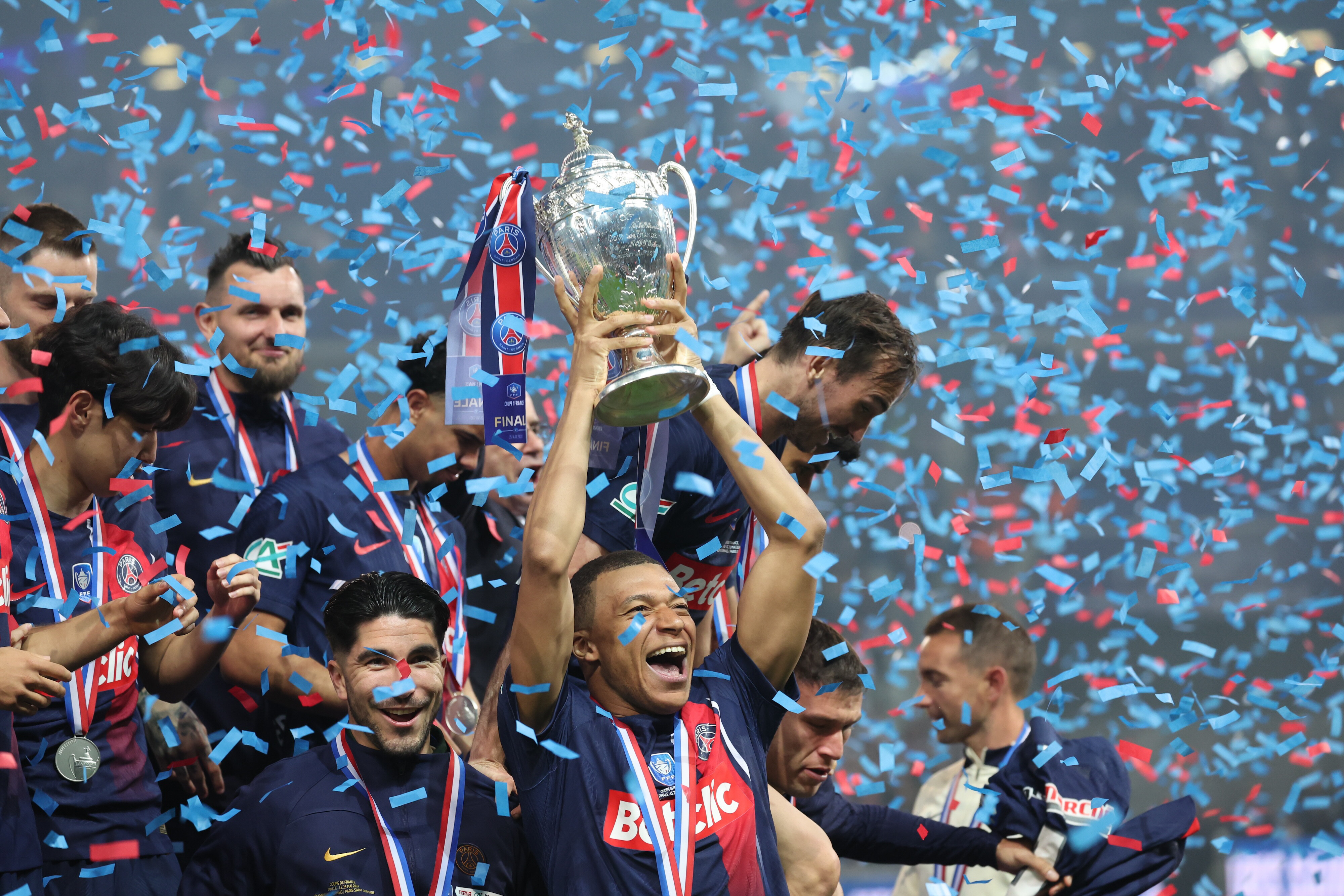 法国队誓夺欧洲杯冠军奖杯 法国队誓夺欧洲杯冠军奖杯