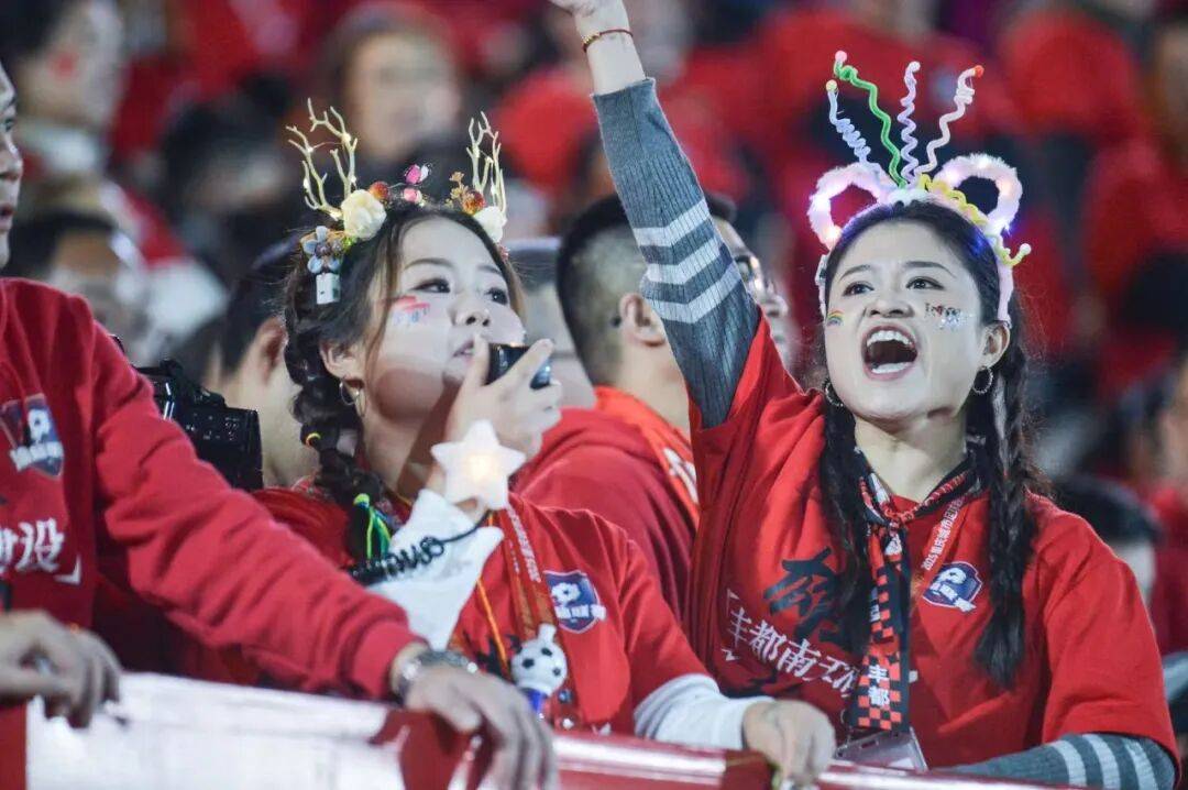 -包含奥格斯堡队实力蒸蒸日上，赢得球迷喝彩的词条